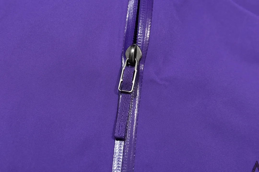 ARC TERYX BETA LT Jacket-Men's GTX Yb N 100d-X 3L GORE-TEX Pro ISO 90（ISO 4） Breathable ， Breathable， 。 ，Water Tight RS 。Alpha SV ， Storm Hood ， ， ，VISLON ， Velcro ， Zip-in， ARC TERYX ALPHA SV Arc’teryx ， ， ， 。 Color： Size：S～XL